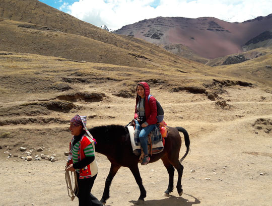 Subiendo Winicunca a caballo